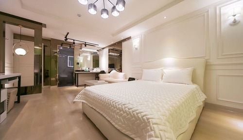 Room (VIP (styler provided/Netflix availabl)