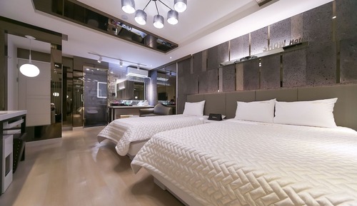 Room (VIP-Twin (Netflix available/air purif)