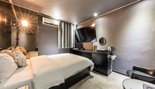 Room (Standard (65 inch TV Netflix Tiving W)