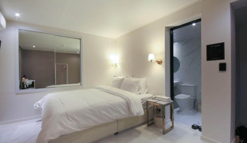 Room (Standard (Netflix))