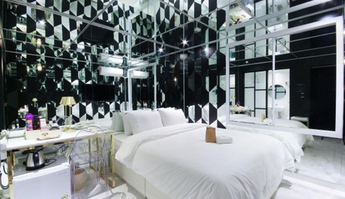 Room (Mirror Room (Netflix))