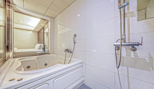 Room (Standard (Netflix 3-Hour Dayuse After)