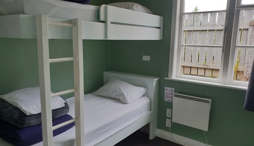 Habitación básica con 2 camas individuales, baño compartido