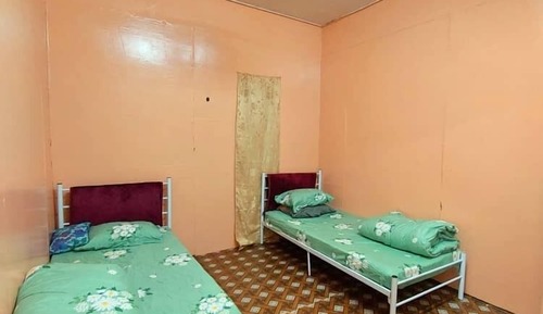 Habitación con 2 camas individuales, baño compartido