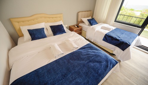 Deniz Manzarali 4 kisilik Oda