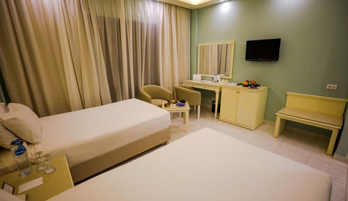 Habitación superior con 1 cama doble o 2 individuales, vistas al jardín