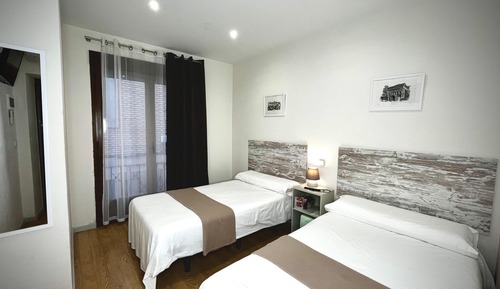 Habitación superior con 2 camas individuales, balcón