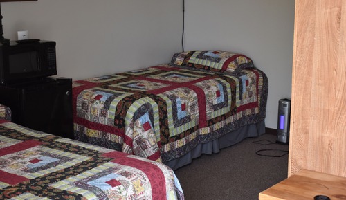 Habitación básica, varias camas, frigorífico