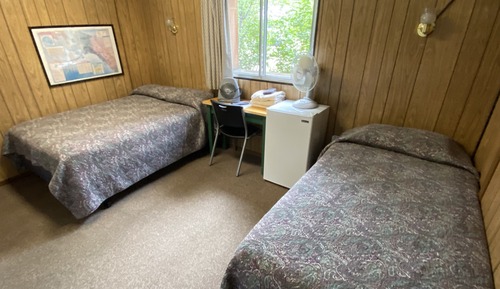 Habitación básica, varias camas