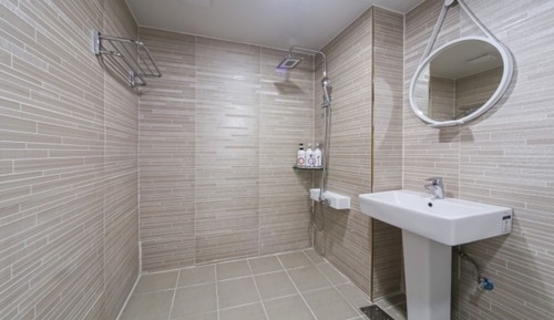 Room (Semi VIP (Netflix viewing available +)