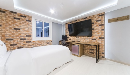 Room (Twin Room (Twin Bath + 2 75-inch TVs))