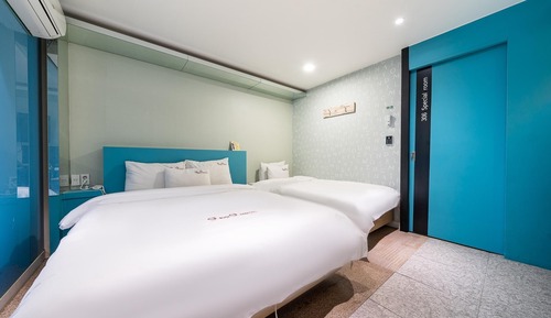 Room (Twin (Netflix & YouTube TV available )