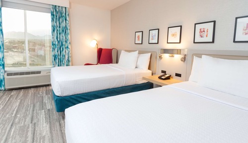 Habitación, 2 camas de matrimonio, accesible para personas con discapacidad, bañera (Mountain View)