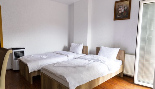 Habitación básica con 2 camas individuales