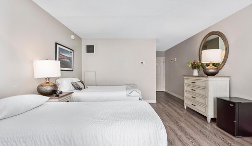 Habitación, varias camas, bañera de hidromasaje, vistas a la piscina (TEFA)