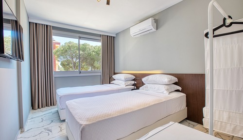 Habitación Confort con 2 camas individuales, baño privado, vistas al jardín