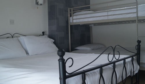 Suite familiar, baño privado, vistas parciales al mar