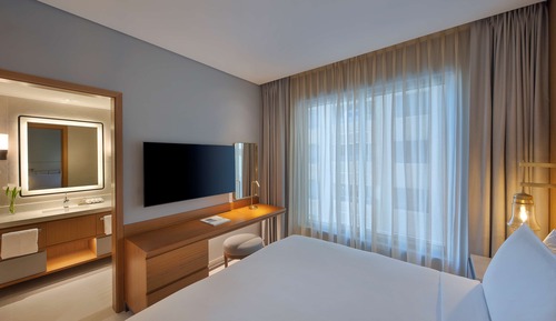 Habitación básica, 1 cama de matrimonio grande, balcón, en esquina