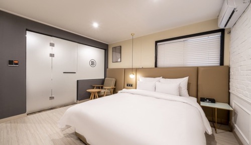 Room (Deluxe-Early check-out (Netflix YouTu)