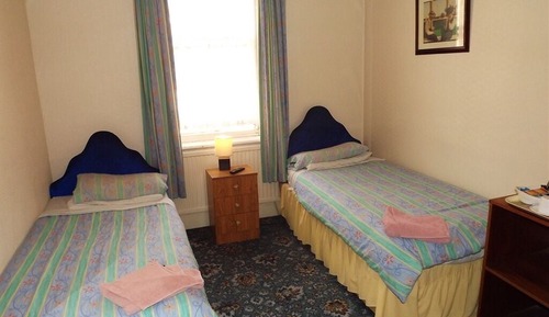 Habitación con 2 camas individuales, baño compartido