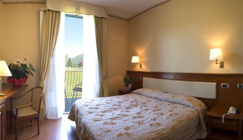 Habitación con 1 cama doble o 2 individuales, vistas al lago