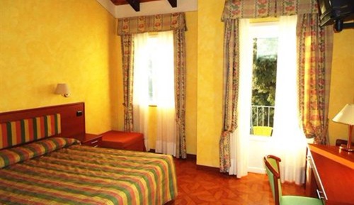 Habitación con 1 cama doble o 2 individuales, vistas parciales al lago