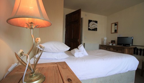 Habitación básica con 2 camas individuales