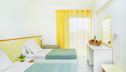 Habitación familiar, vistas a la piscina