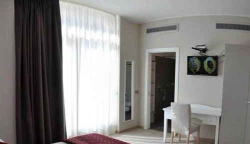 Habitación estándar con 1 cama doble o 2 individuales, vistas parciales al lago (Laterale)