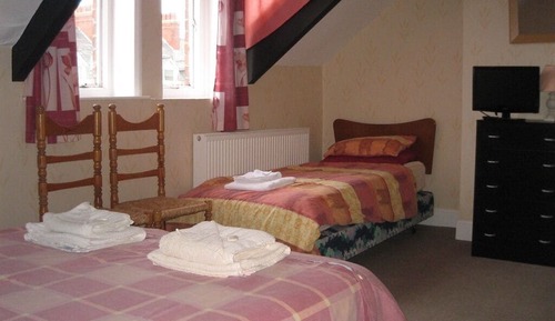 Habitación con 1 cama doble o 2 individuales, baño privado