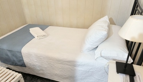 Habitación individual económica, baño privado, planta baja