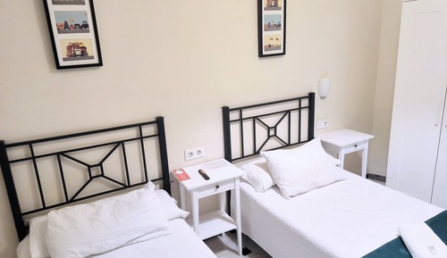 Habitación con 2 camas individuales, baño privado