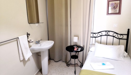 Habitación individual, baño compartido, en una planta alta