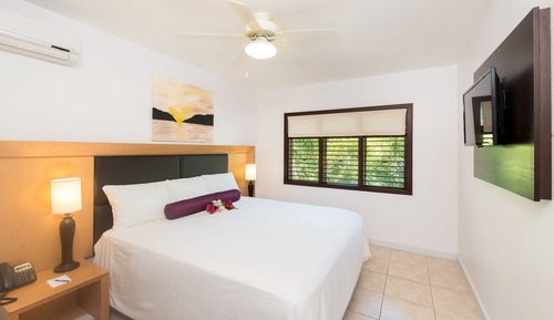 Suite, 1 cama de matrimonio grande con sofá cama, vistas a la piscina