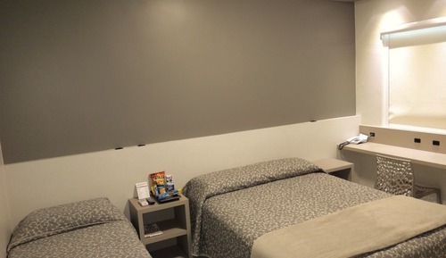 Quarto Triplo Standard - 1 Cama de Casal e 1 Cama de Solteiro e 1 Cama Auxiliar