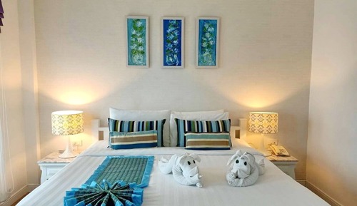 Deluxe 1 King, Pool View