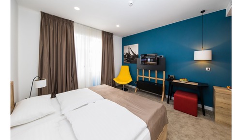 Habitación superior con 1 cama doble o 2 individuales, balcón (Side Sea View)