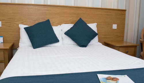 Habitación superior con 1 cama doble o 2 individuales, vistas parciales al mar