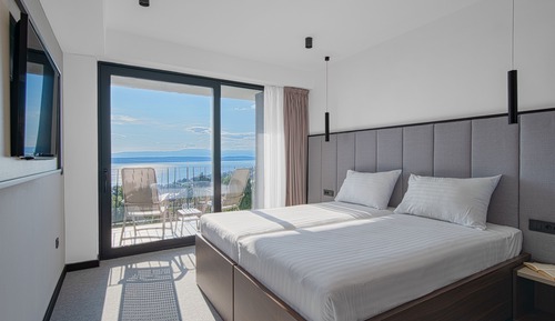 Habitación superior con 2 camas individuales, balcón, vistas al mar