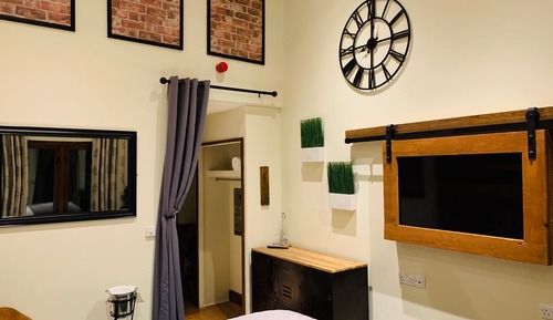 Habitación Confort con 1 cama doble o 2 individuales, baño privado, vistas al jardín