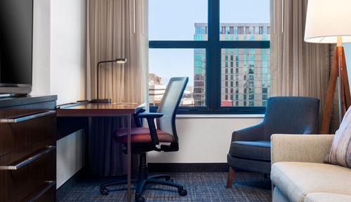 Suite, 2 habitaciones, no fumadores (Mobility/Hearing Access, Roll-in Shwr)