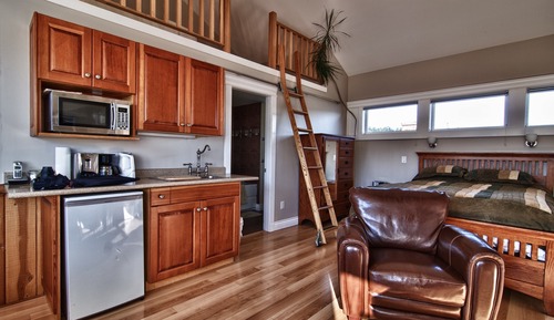 Suite de lujo, varias camas, cocina básica, vistas a la laguna