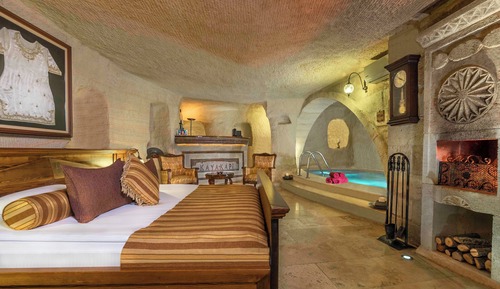 Majestic Cave & Pool Suite