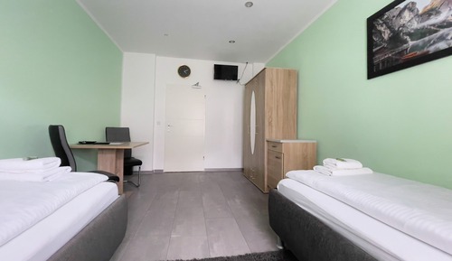 Habitación superior con 2 camas individuales, baño compartido