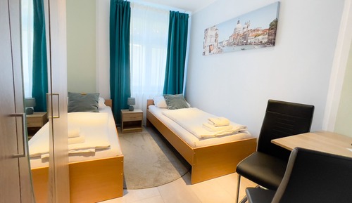 Habitación básica con 2 camas individuales, baño compartido