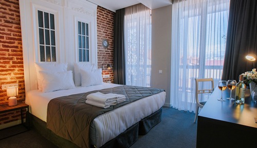 Habitación superior con 1 cama doble o 2 individuales, 1 habitación, balcón