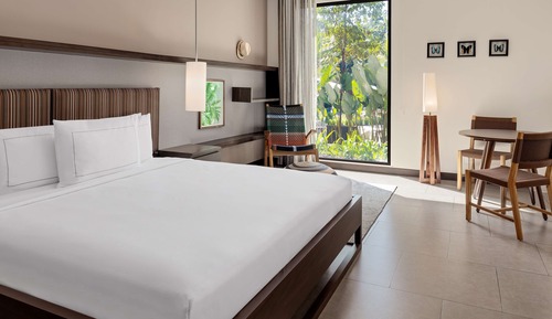 Suite, varias camas, vistas al jardín