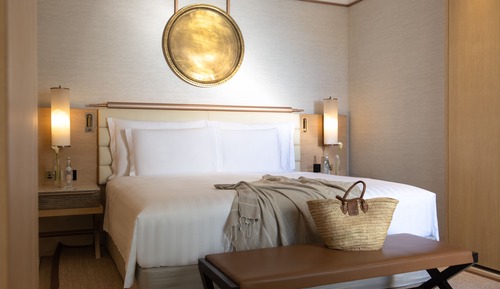 Panoramic One Bedroom Suite with Premium Lounge Access
