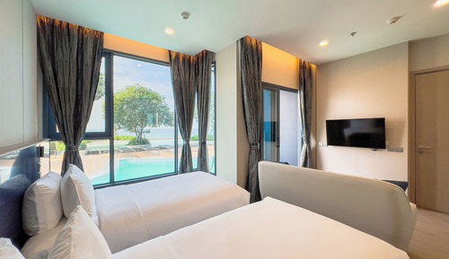 Deluxe Twin Room with Pool Access
