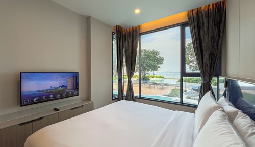 One Bedroom Suite with Pool Access